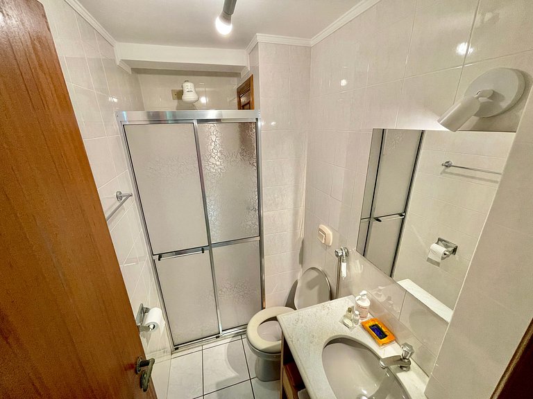 Flamboyant 302 - 2 blocks from the beach and close to the ci